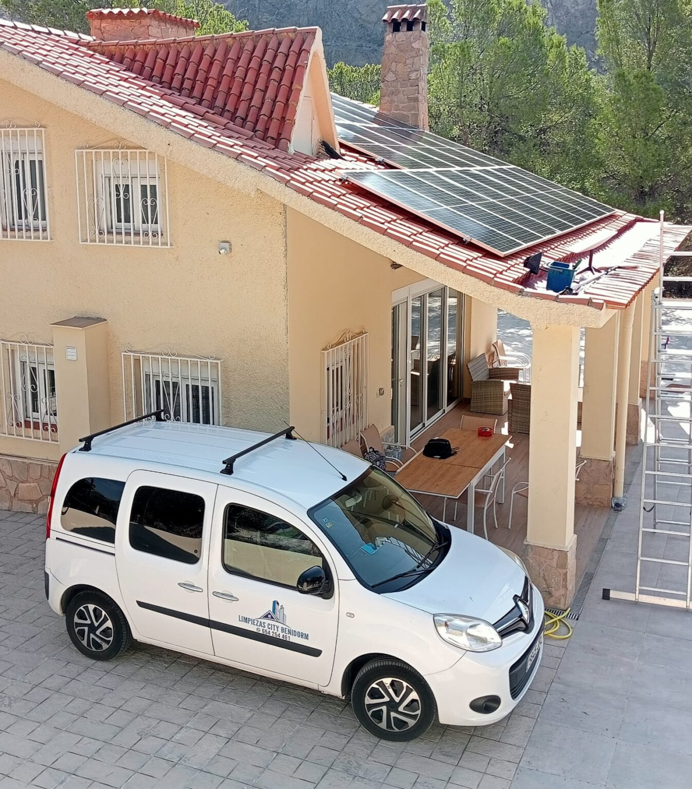 LIMPIEZAS CITY BENIDORM: Personal de limpieza uniformado y cualificado