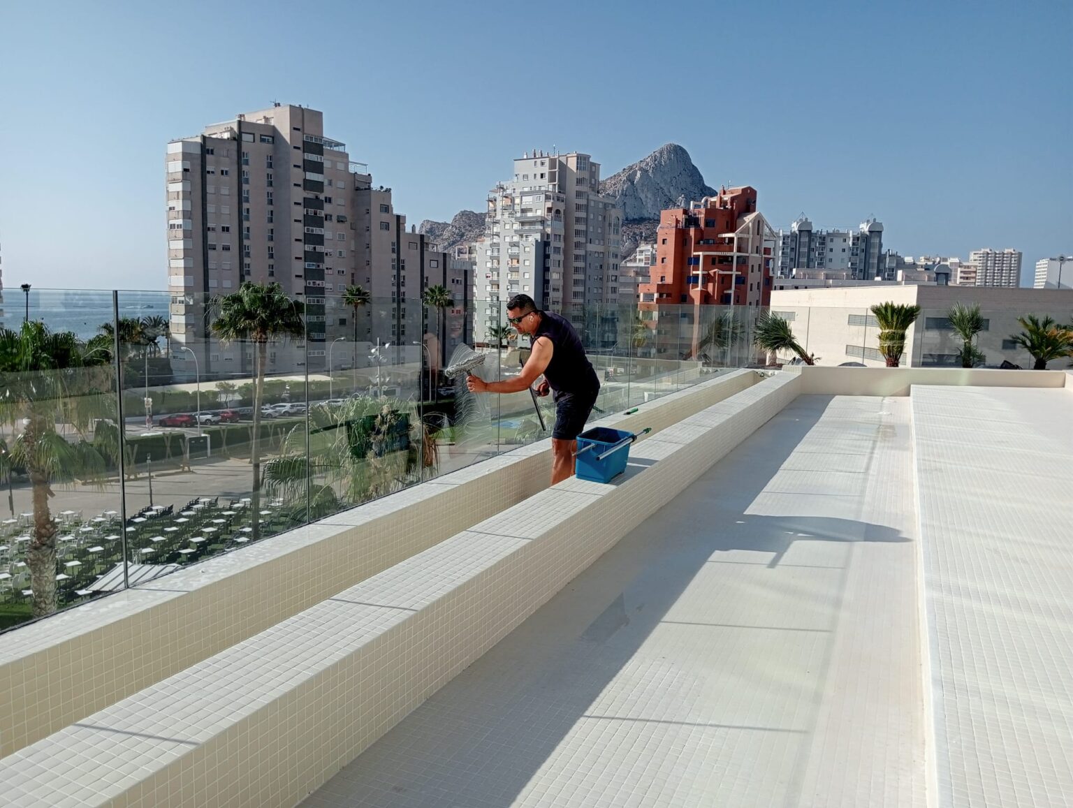 Limpieza de terrazas y barandillas de cristal en Altea Hills