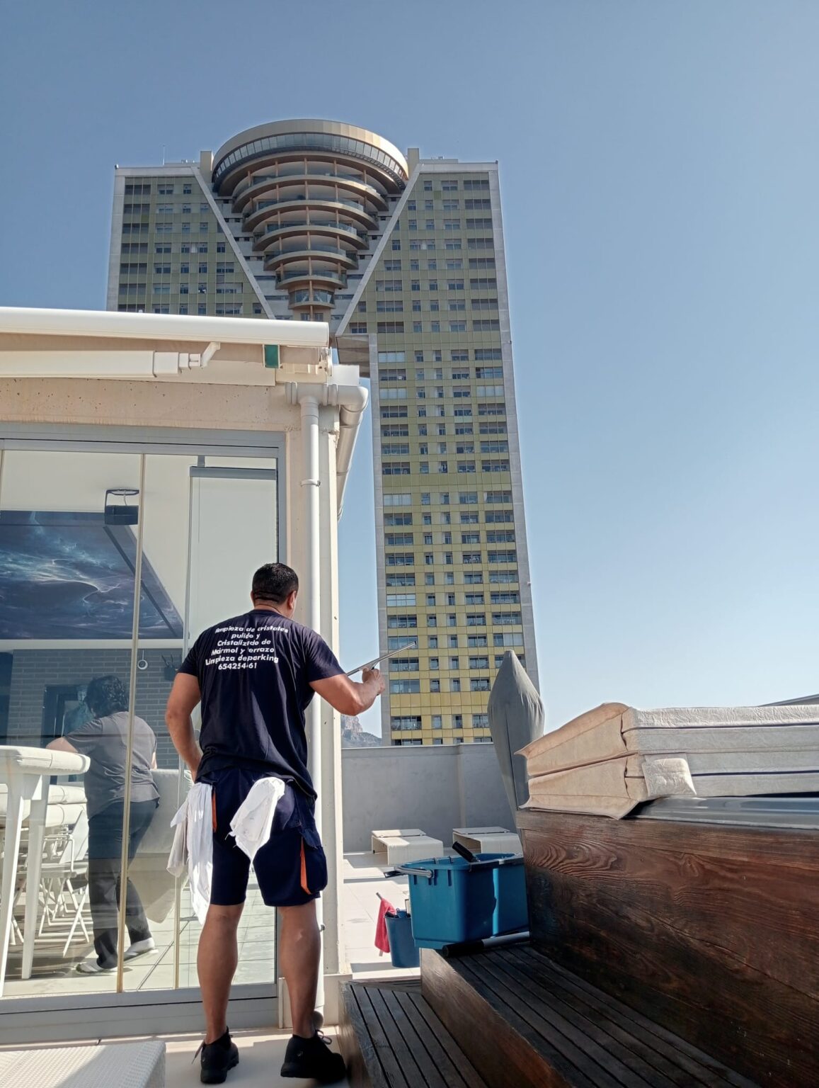 Decapado y encerado de suelos técnicos por LIMPIEZAS CITY BENIDORM