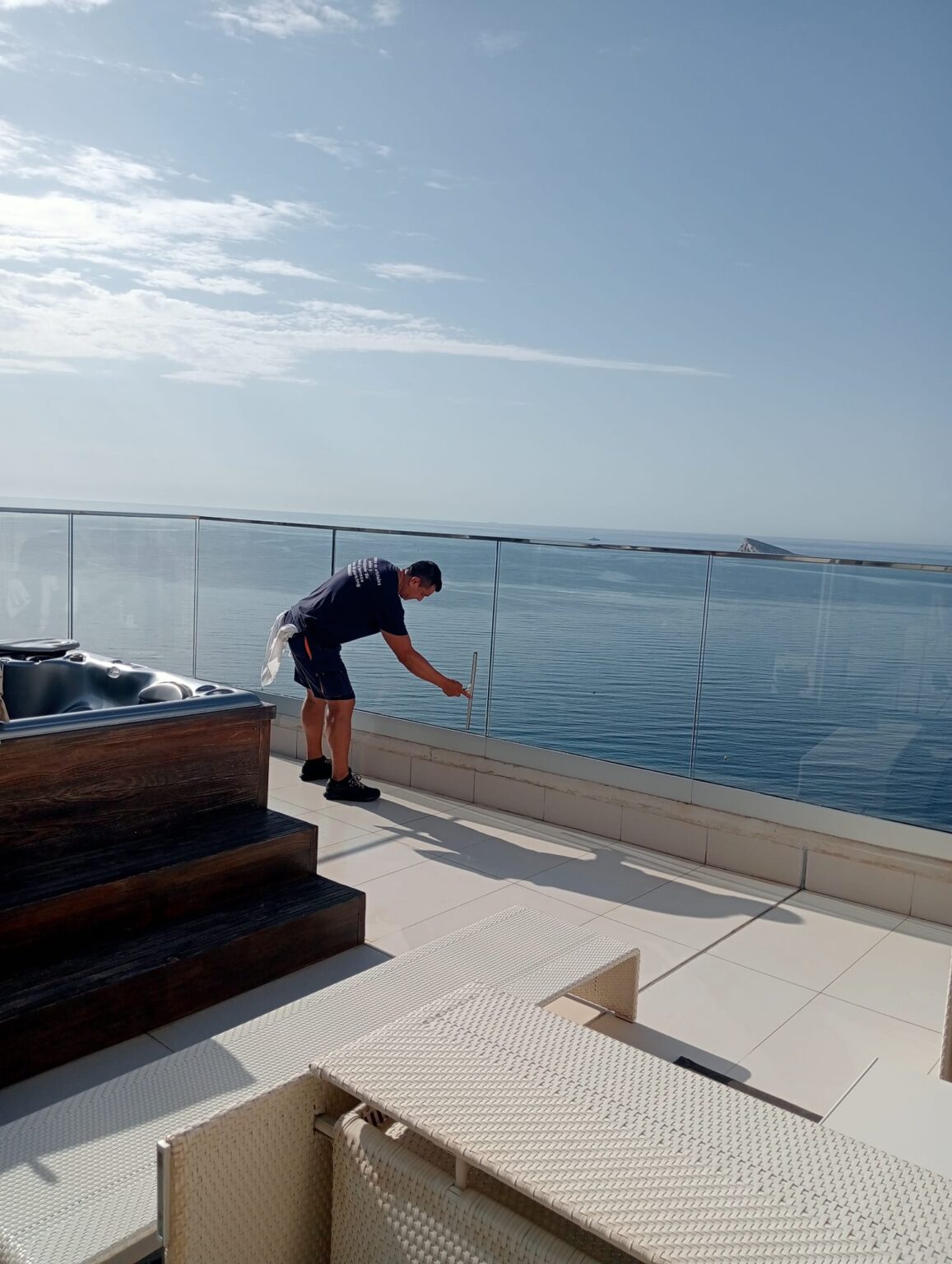Limpieza de cristales interiores y exteriores en villas de Altea