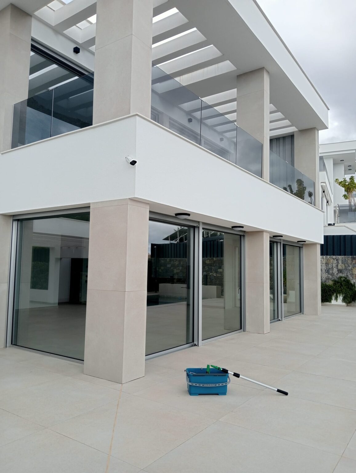 Limpieza de cristales en villas de lujo en Altea Hills
